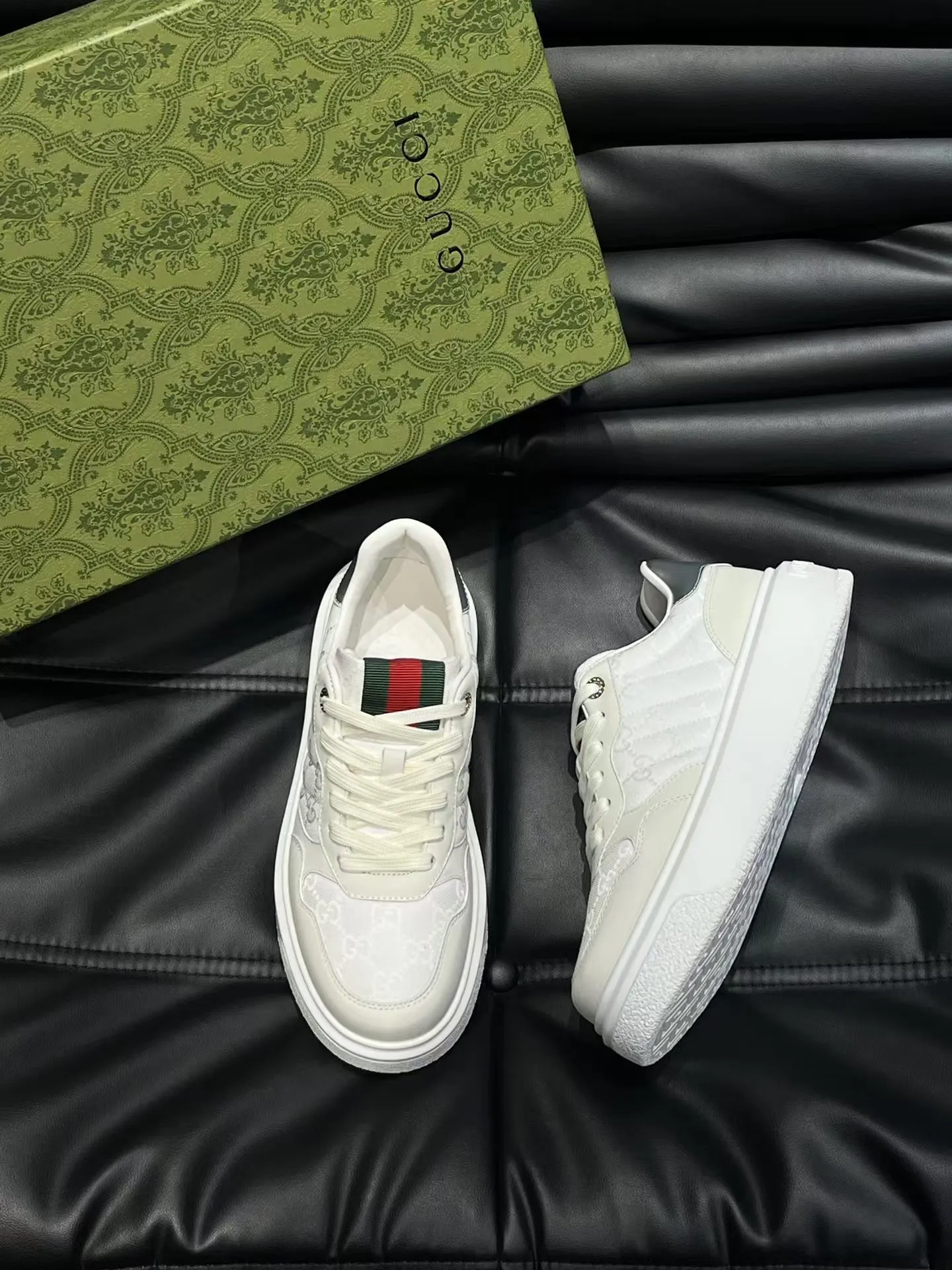 P460 new men's shoes GUCCI [Lightning] latest shoes are shipped. Original quality, fashionable, special materials, sheepskin lining, new packaging. The foot feels super comfortable and the workmanship is impeccable. Size: 38-45